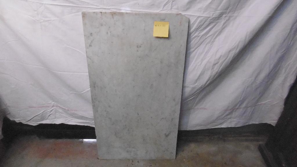 Trois plaques de marbre blanc-, Enlèvement