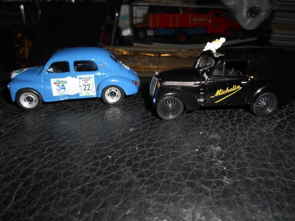 Lot de 2 Renault 1/43 4Cv + fourgonnette Michelin, Enlèvement ou Envoi