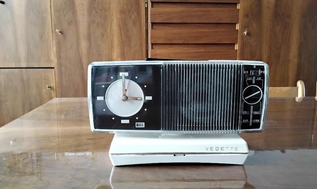 radio-réveil rétro des années 1960, Enlèvement