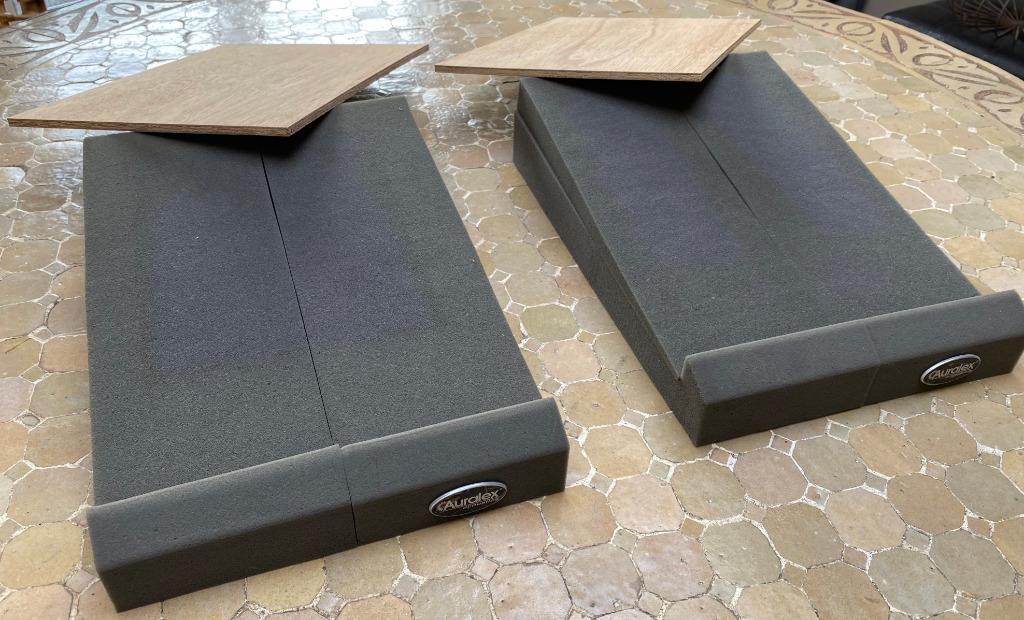Mousse Auralex pour enceintes + support bois, Enlèvement, Utilisé, Autres types, Autres marques
