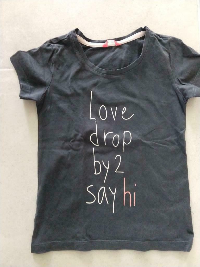 Donker blauwe t-shirt 'love drop by 2 say hi', Kinderen en Baby's, Kinderkleding | Maat 122, Ophalen, Meisje, Zo goed als nieuw