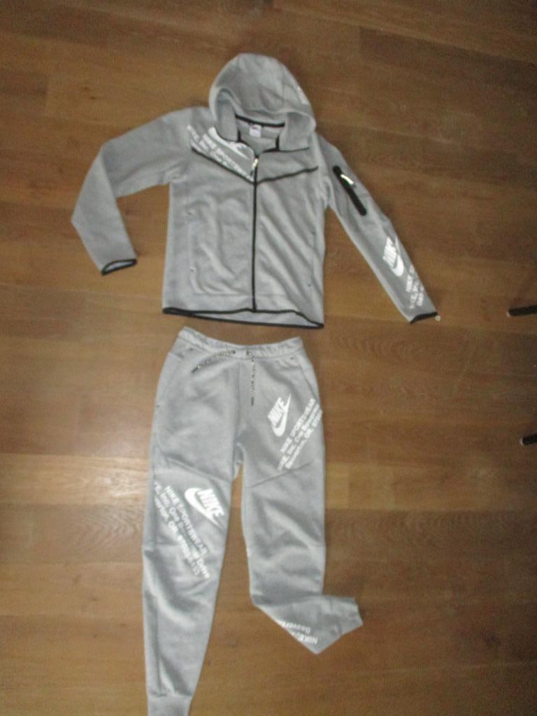 Nieuw Nike jas met kap + broek fleece ,joggingspak grijs wit, Nike, Nieuw, Ophalen of Verzenden, Grijs