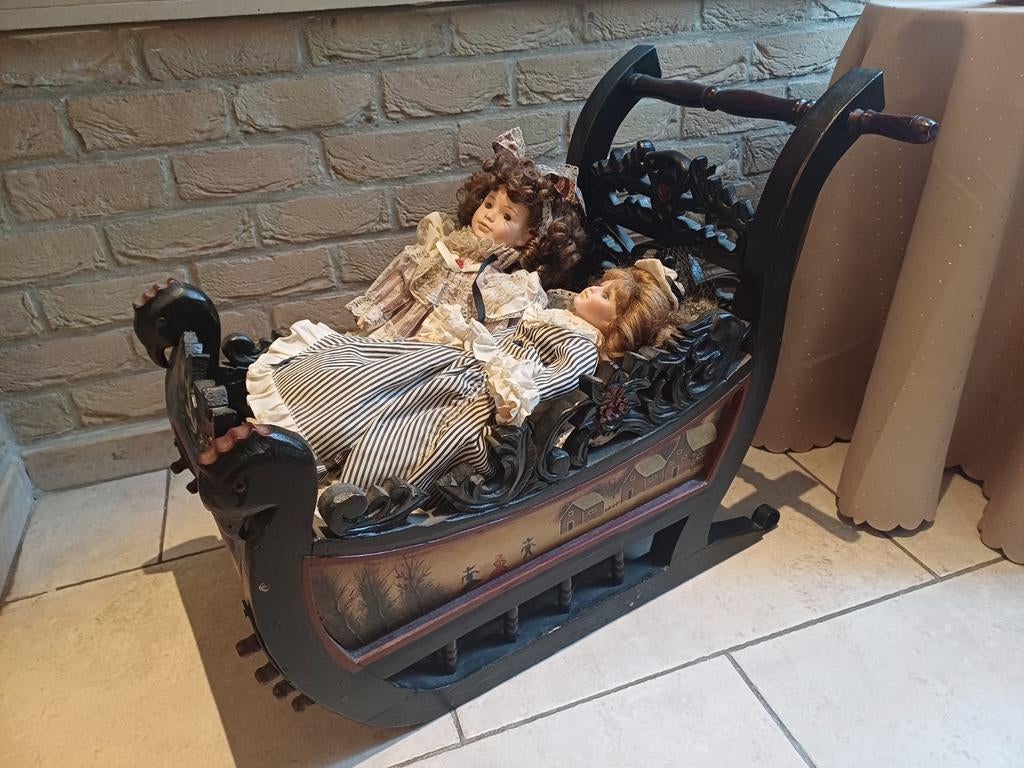 Antieken houten slee met 2 porseleinen poppen, Enlèvement