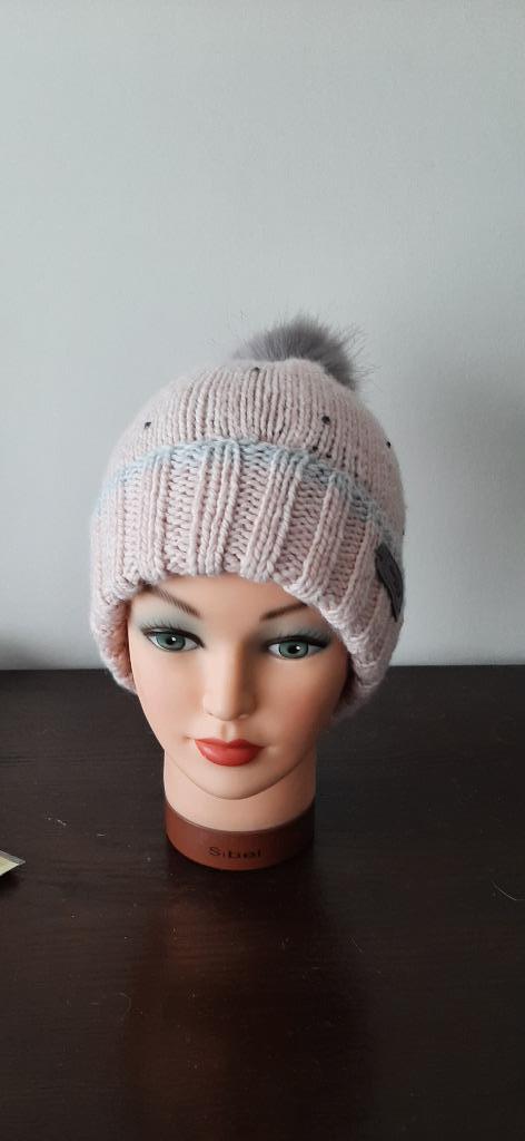 Muts met pompon handgebreid, Maat 38/40 (M), Handgemaakt., Nieuw, Ophalen of Verzenden