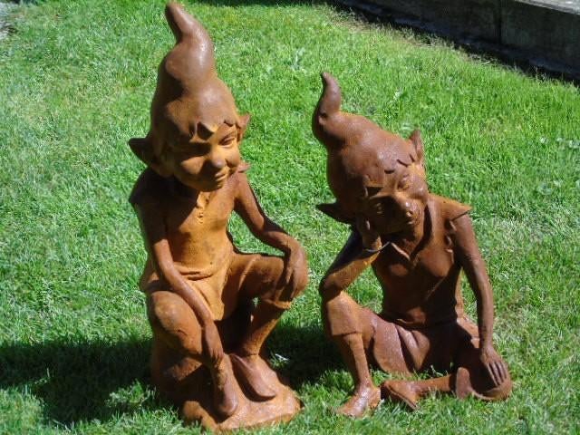 2 trollen of imp zitten in roestig gietijzer XXL..., Tuin en Terras, Tuinwanddecoratie, Nieuw, Ophalen