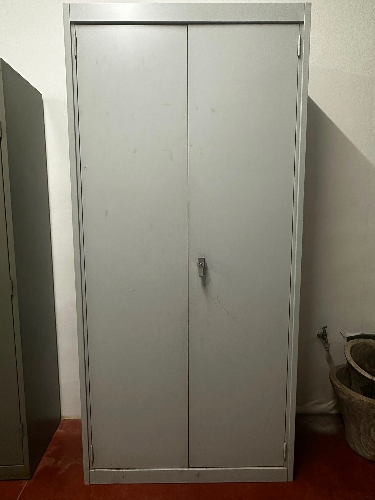 Boîtier métallique avec serrure, 25 à 50 cm, Avec serrure, Utilisé, 50 à 100 cm