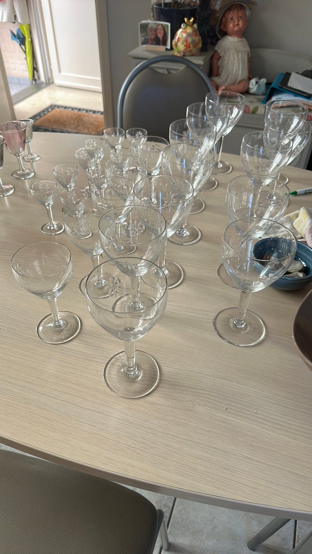 26 Vintage glazen met geslepen bloemetjes op, Verzamelen, Ophalen, Zo goed als nieuw