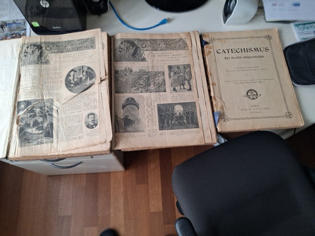 oude zondagsbladen en catechismus, Ophalen