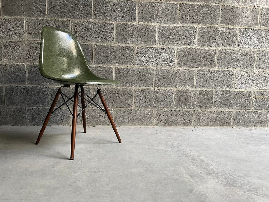Eames Vitra Herman Miller Fiberglass Olive Green, Ophalen of Verzenden, Zo goed als nieuw