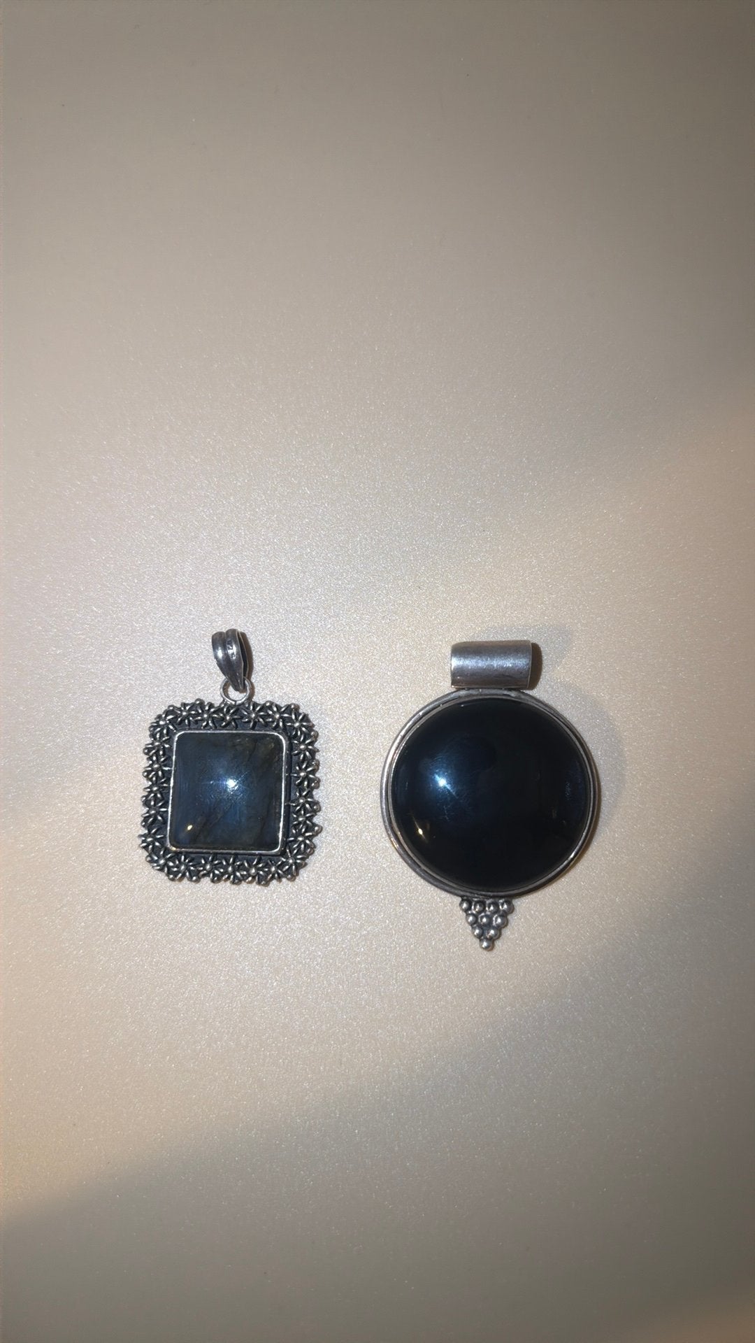Deux pendentifs en argent, Bijoux, Sacs & Beauté, Enlèvement, Comme neuf, Argent, Argent