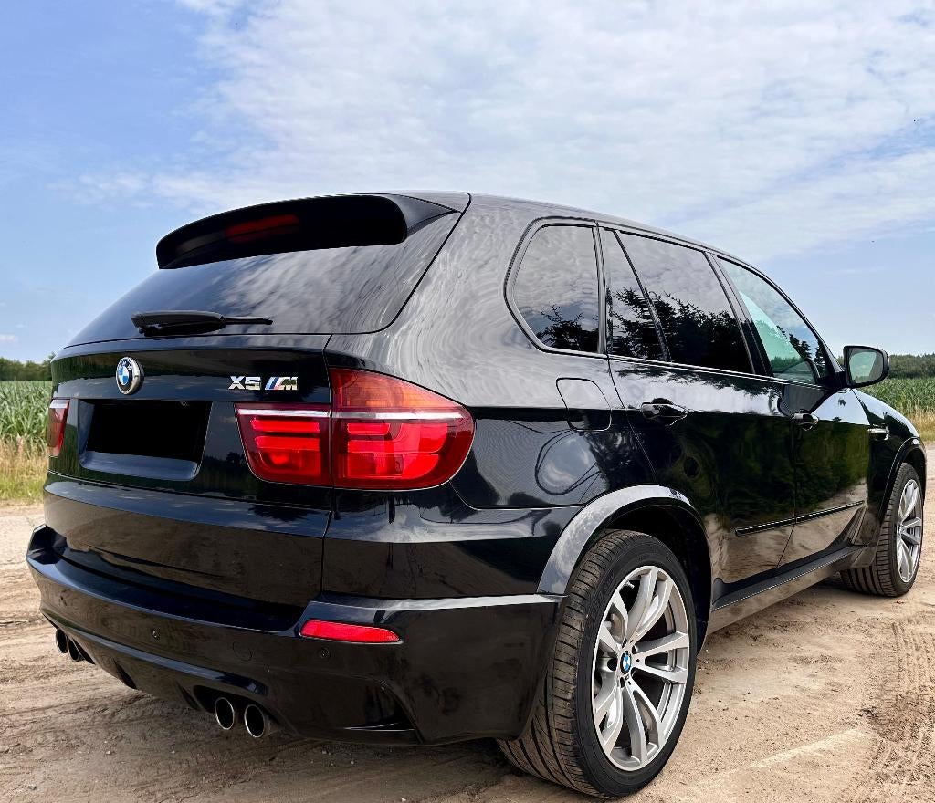BMW X5M 4.4 V8 Biturbo *LICHTE VRACHT*, Auto's, Automaat, Verwarmde buitenspiegels, 4395 cc, Zwart