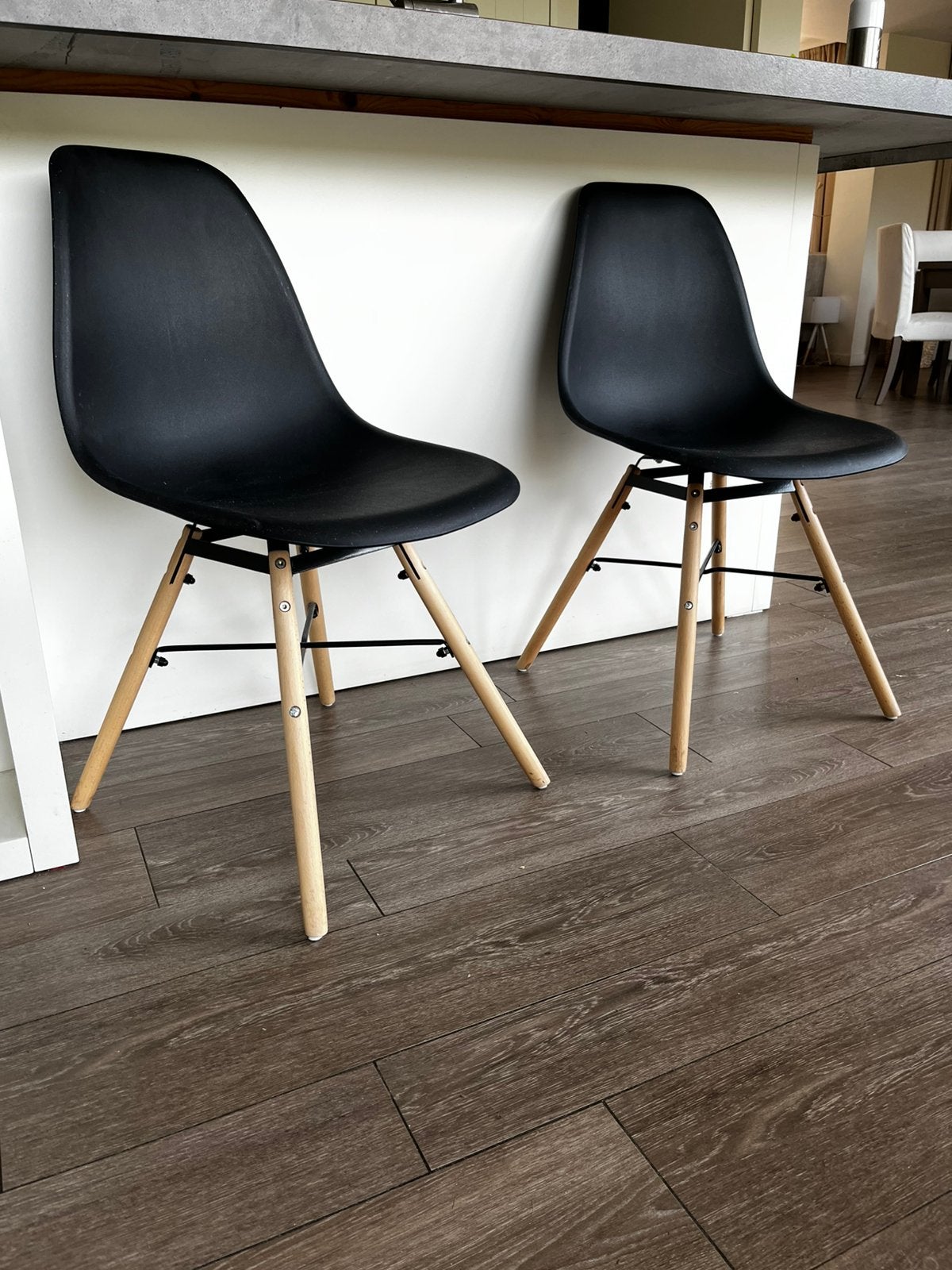 2 zwarte stoelen met houten poten, Huis en Inrichting, Stoelen, Ophalen, Kunststof, Gebruikt, Twee