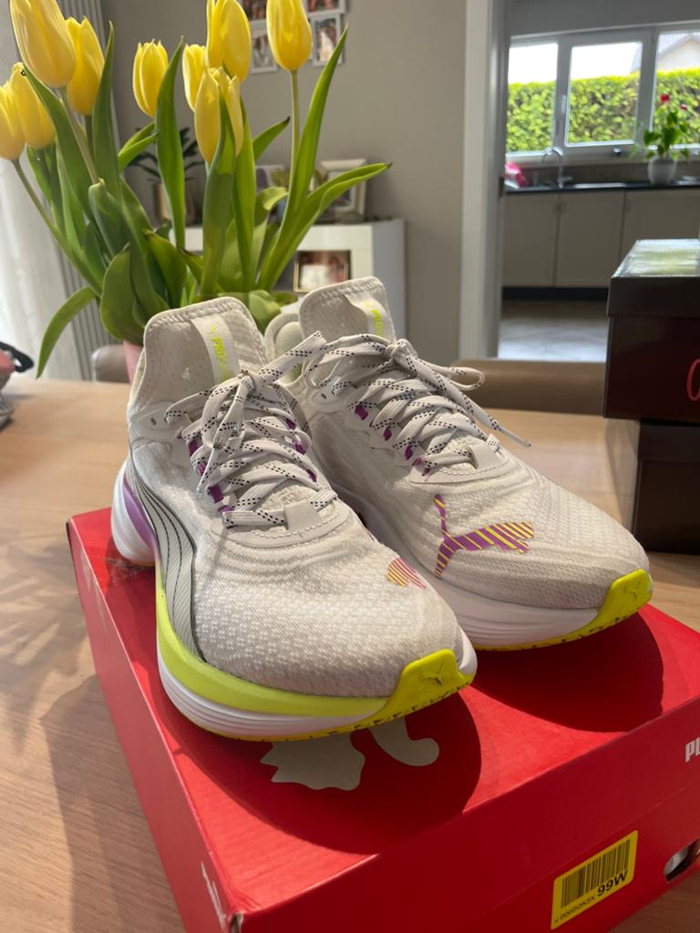 PUMA Conduct Pro White Yellow Maat 40,5, Kleding | Dames, Schoenen, Ophalen of Verzenden, Zo goed als nieuw, Wit