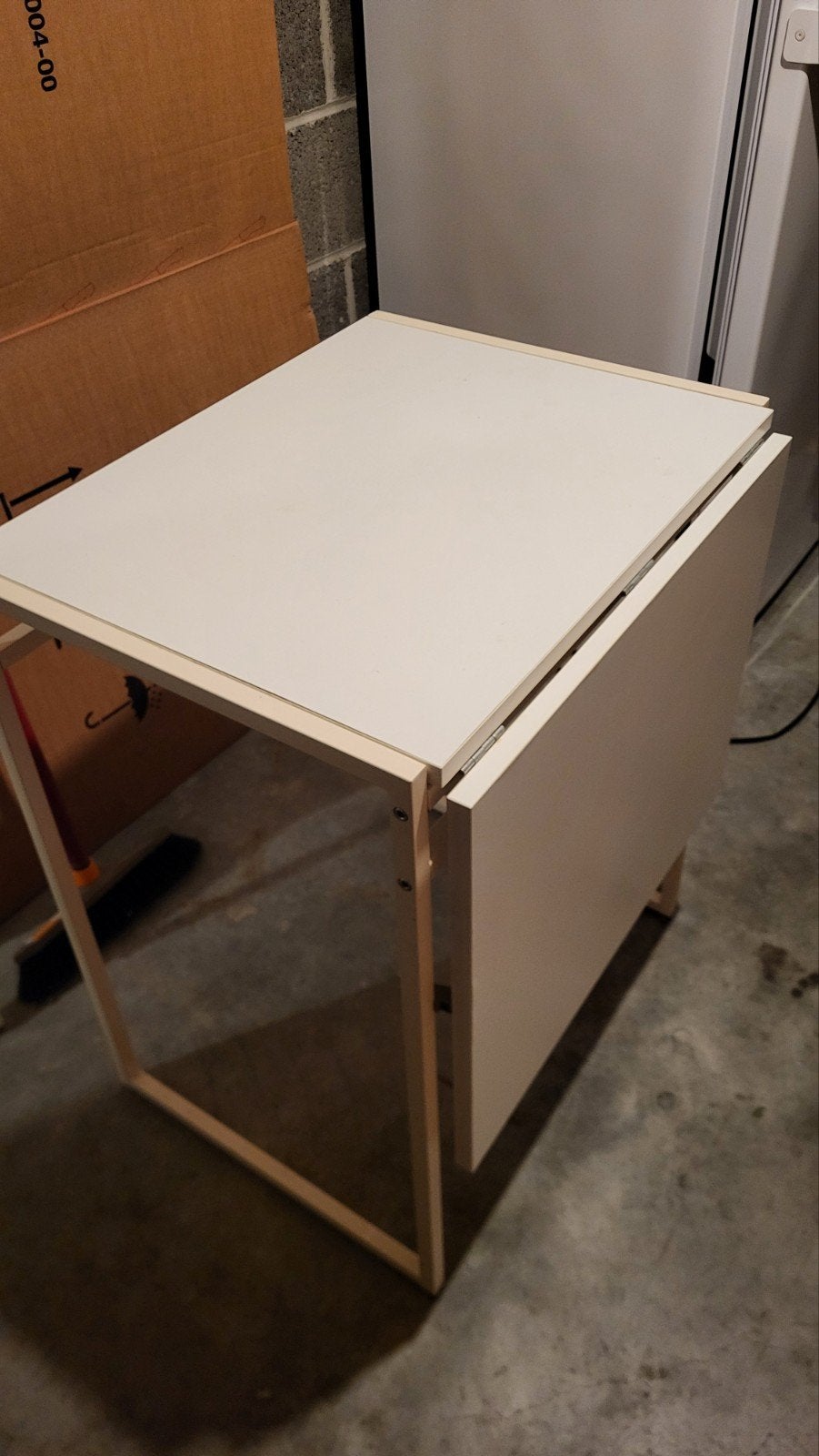 Table extensible blanche tres bon etat, Enlèvement