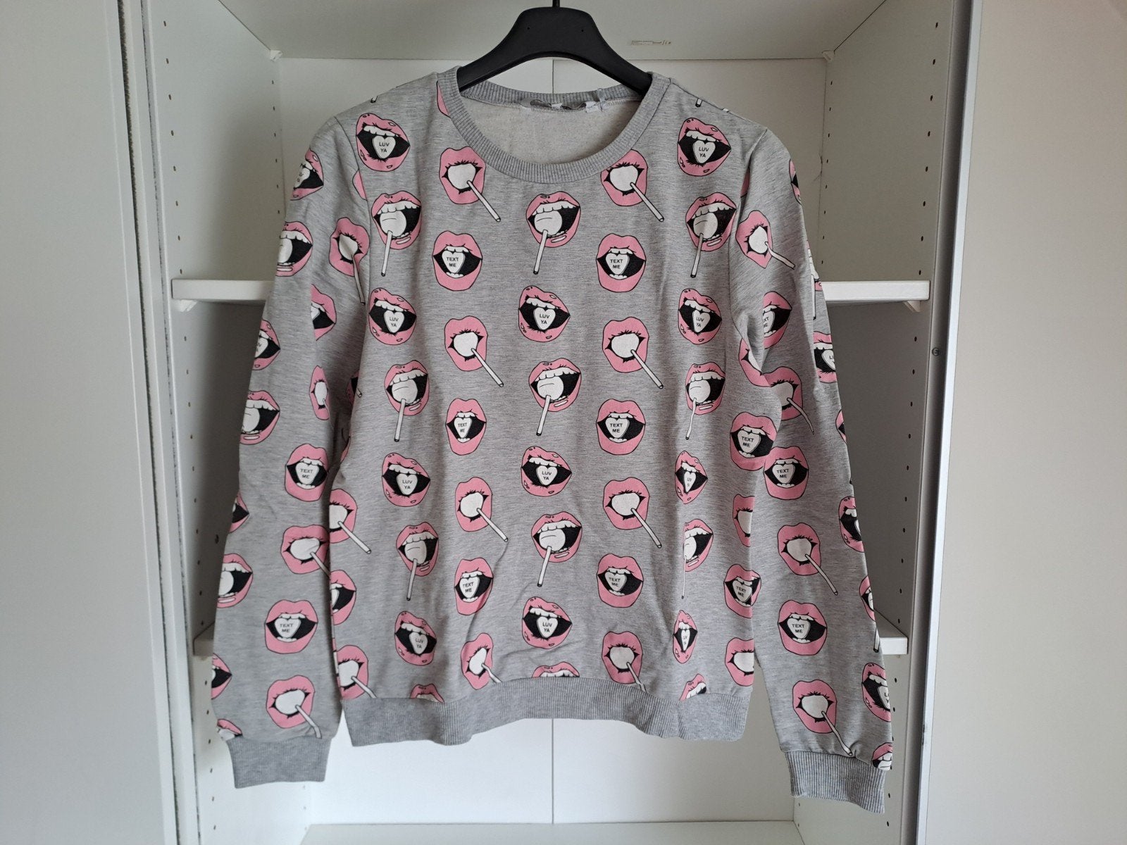 Mt L Grijze trui met monden en roze lippen, lolly's en snoep, Kleding | Dames, Truien en Vesten, Maat 42/44 (L), Ophalen of Verzenden