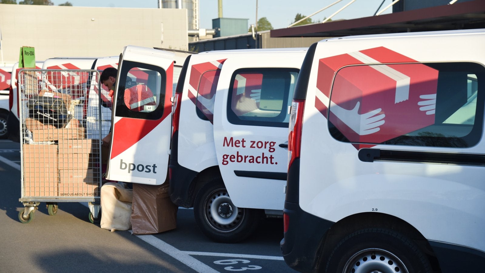 Zelfstandige chauffeurs gezicht voor leveren paketten