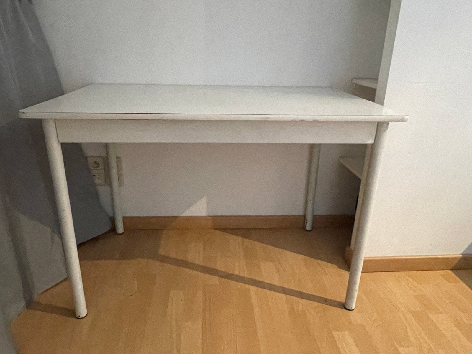 Witte tafel, metalen onderstel, kunststof blad, Huis en Inrichting, Ophalen, Gebruikt, 100 tot 150 cm, 50 tot 100 cm