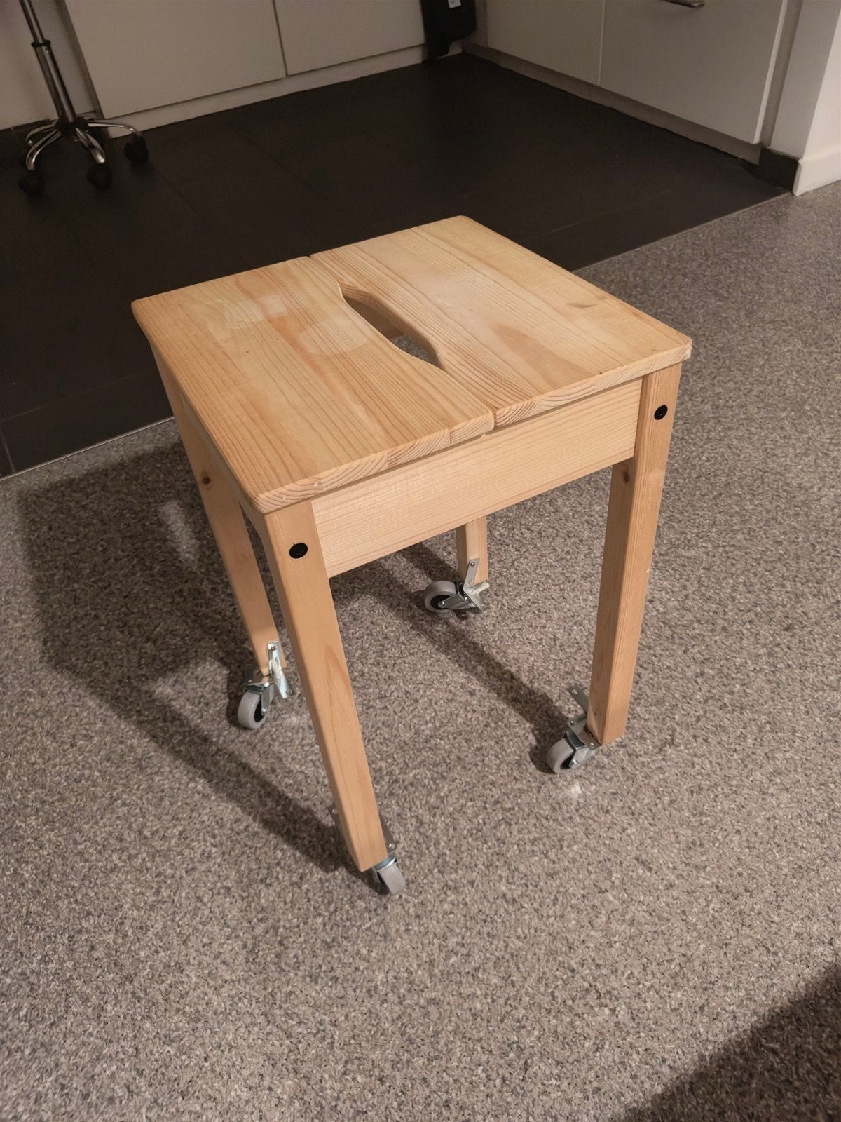 Nieuw stoeltje Ikea + 4 wieltjes passen niet, apart te gebr, Huis en Inrichting, Ophalen