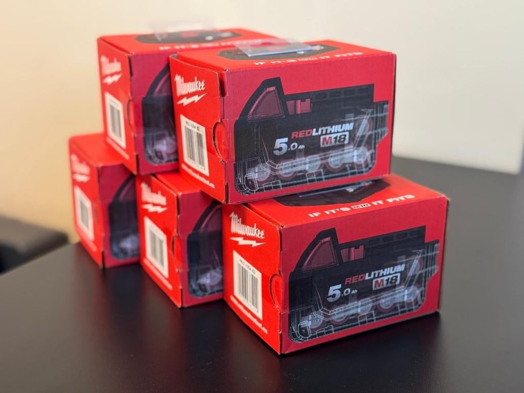 Lot de 5 batteries Milwaukee RedLithium M18 5.0Ah neuves, Ophalen, Nieuw