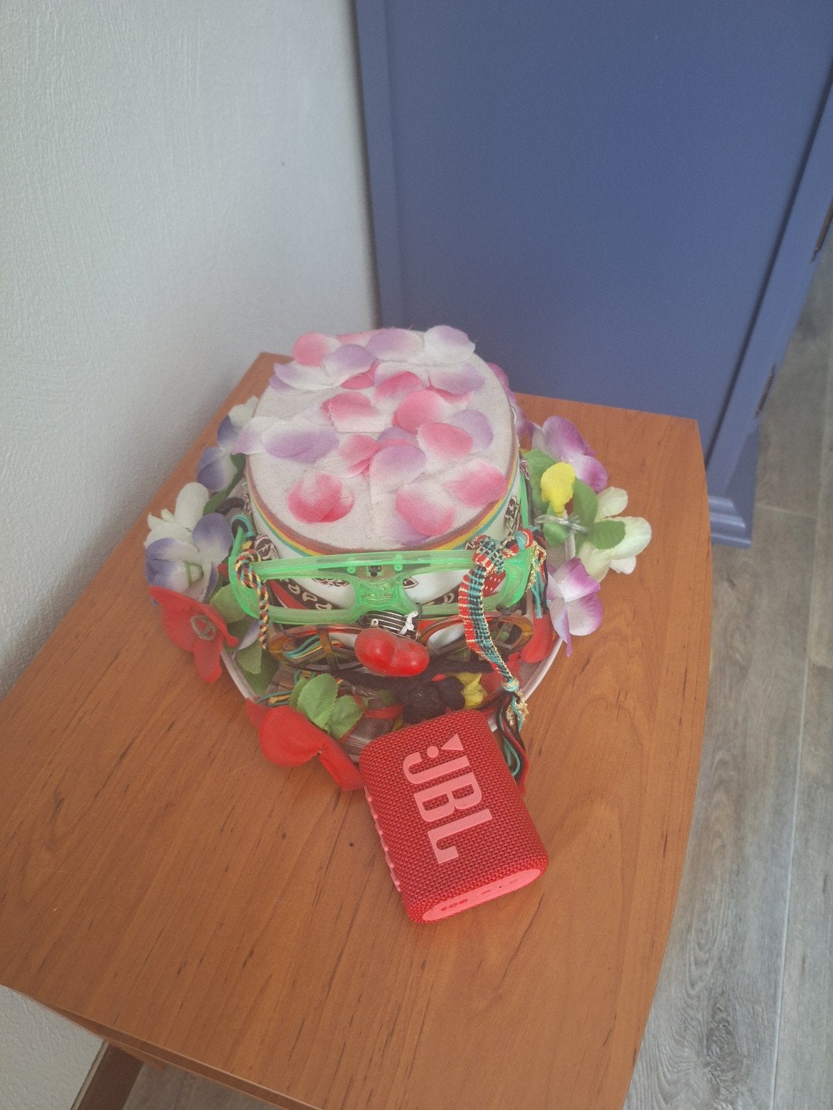 Hippiehoed met jbl box, Enlèvement
