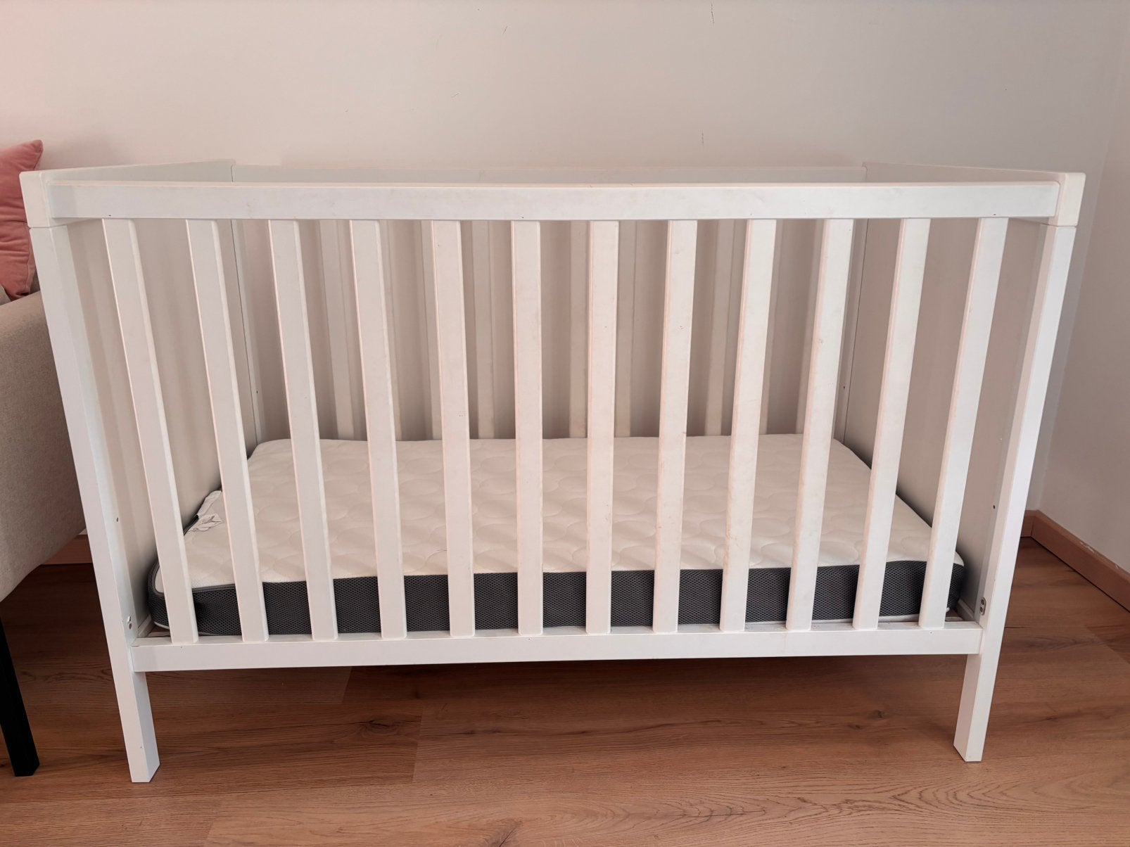 Babybed ikea ‘Sundvik’ + matras ‘Himlavalv’, Kinderen en Baby's, Kinderkamer | Bedden, Ophalen, Gebruikt, Minder dan 140 cm, Matras