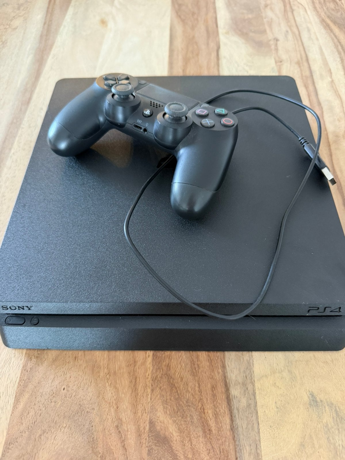 PS4 Slim 500 Go + 1 manette – Très bon état, 500 GB, Avec 1 manette, Comme neuf, Enlèvement