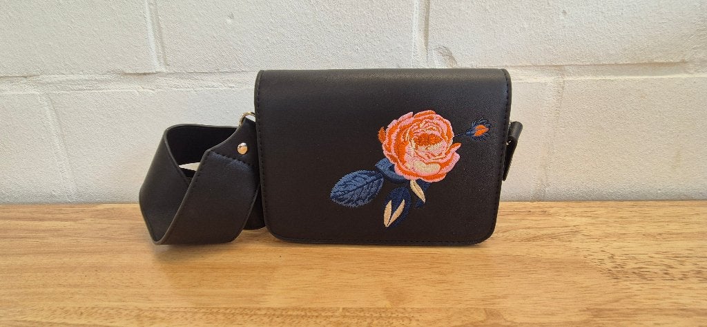 Pieces zwarte handtas met geborduurde bloem en brede riem, Ophalen of Verzenden, Nieuw, Zwart, Handtas