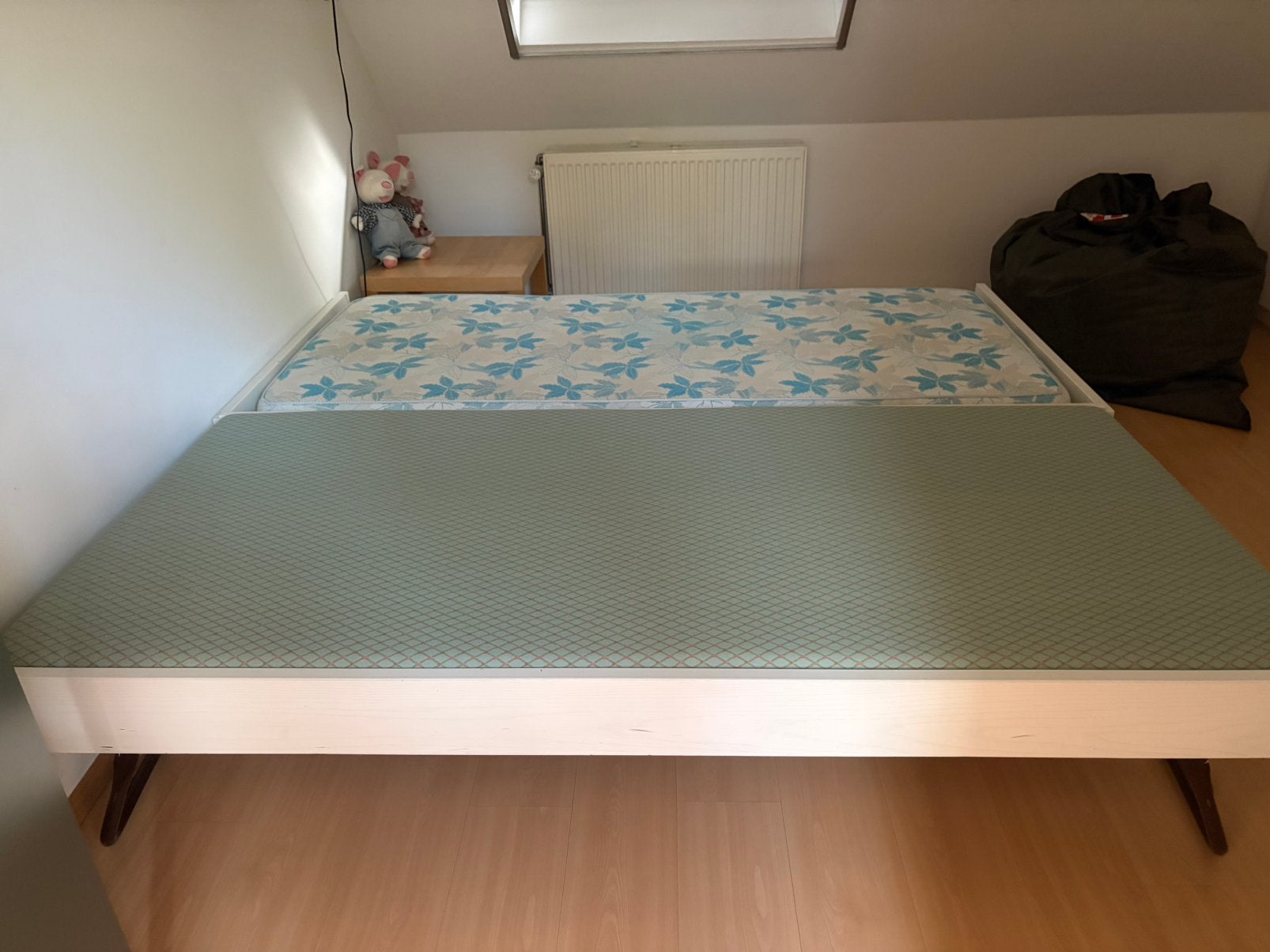 Bed met logeerbed, Ophalen, 90 cm, Wit, Zo goed als nieuw