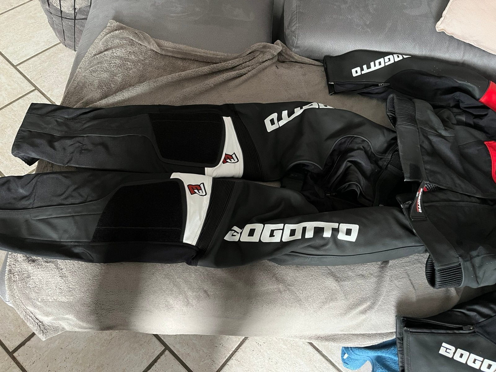 Ensemble moto en cuir jamais porté Taille L 56 petit, Enlèvement ou Envoi, Neuf, sans ticket, Hommes, Ensemble