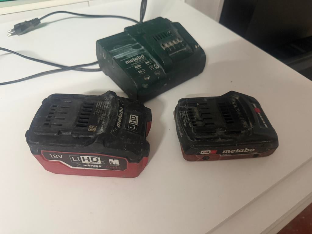 Metabo oplader met 2 batterijen, Ophalen, Zo goed als nieuw