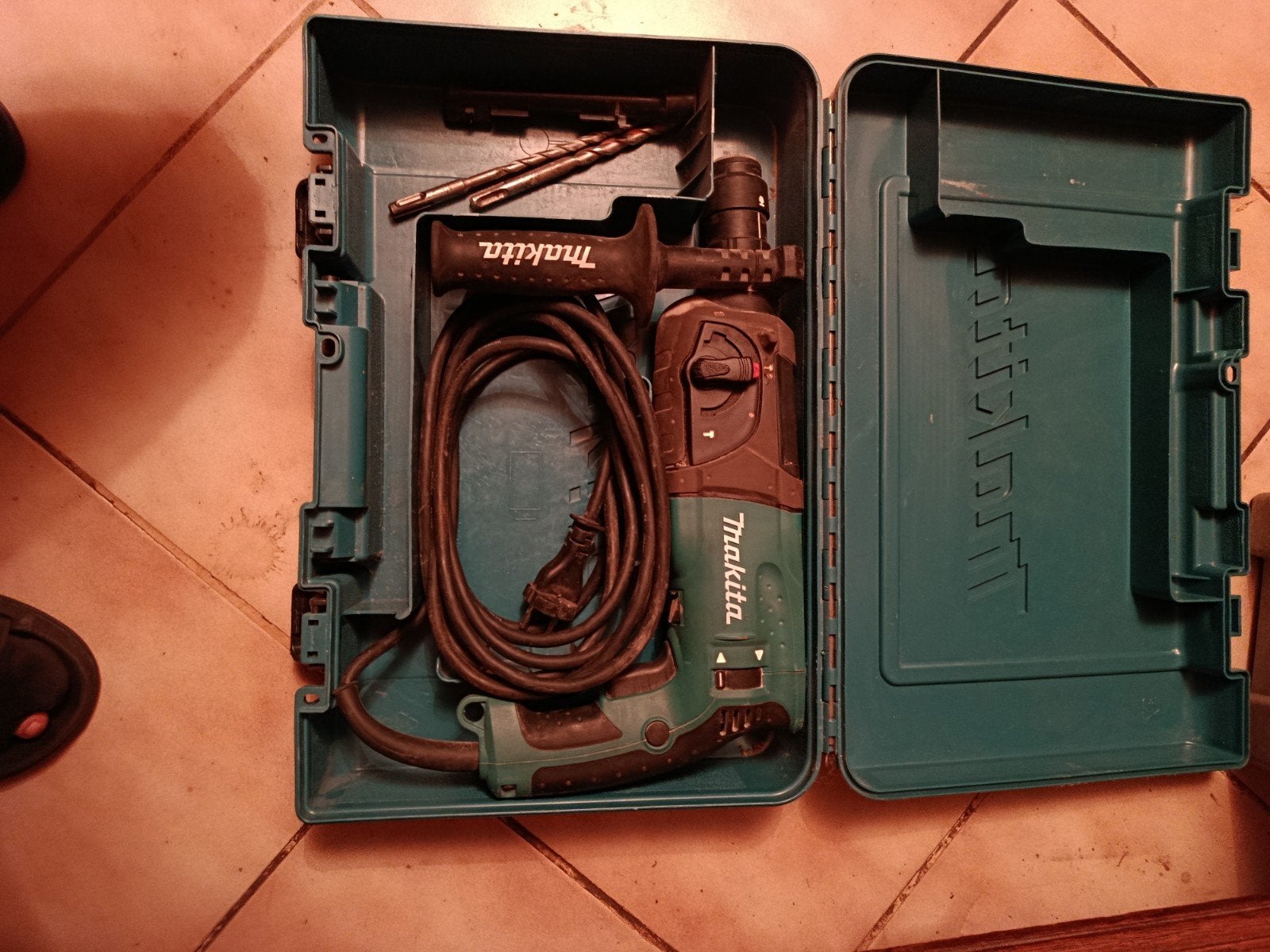 MAKITA HR2470 COMBIHAMER, VANDAAG €145 BOORMACHINE+SDS SET, Boor- en/of Breekhamer, Ophalen of Verzenden, Klopboormechanisme, Gebruikt