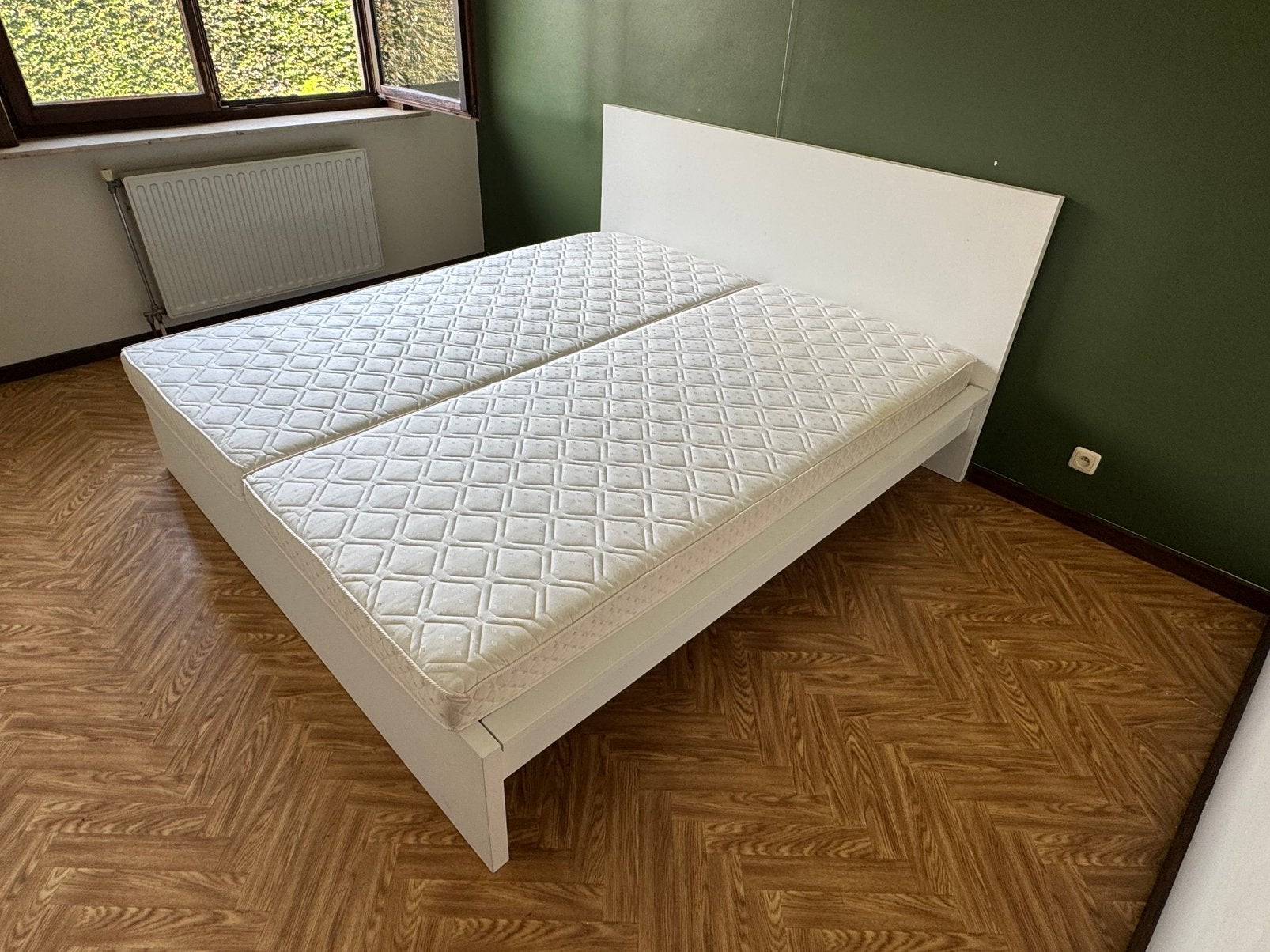 Ikea bed 180cm op 200cm af te halen in Harelbeke, Huis en Inrichting, Ophalen, Zo goed als nieuw