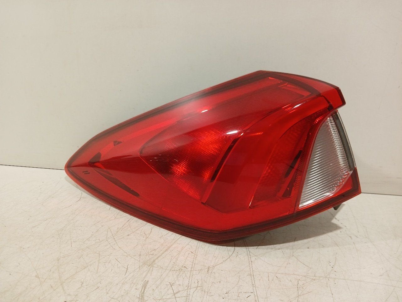 Achterlicht links buiten Ford Focus, Onderdelen@venauto.nl, Van der Ven Autorecycling B.V., Ettenseweg 76, 4706 PB Roosendaal, The Netherlands