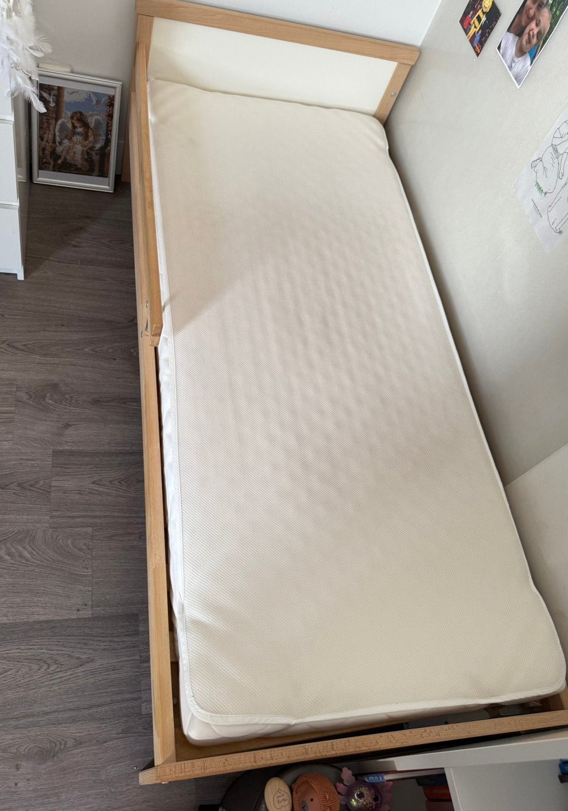 Lit tout-petit avec sommier à lattes, matelas et protecteur, Enfants & Bébés, 70 à 85 cm, Comme neuf, Sommier à lattes, Enlèvement