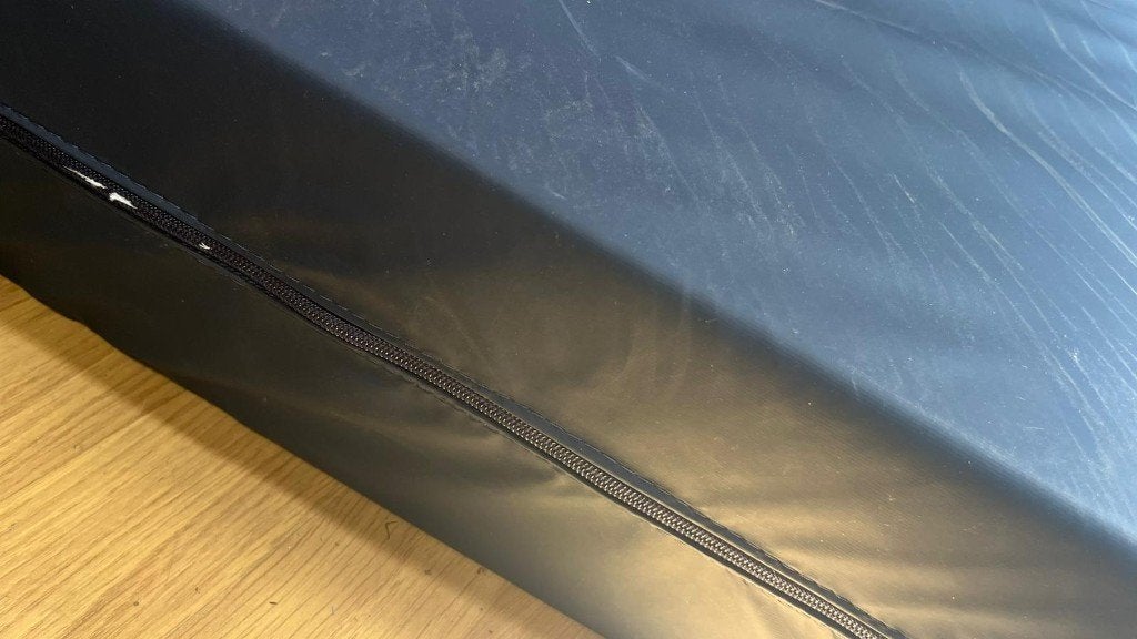 Matelas simple noir, Enlèvement, Matelas