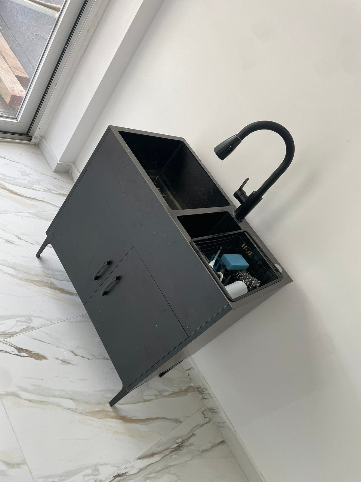 Sprinternieuwe kast met kraan en lavabo !, Huis en Inrichting, Ophalen, Zo goed als nieuw