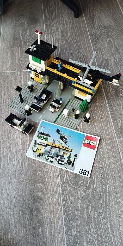 Set Lego 381 Poste de police, Lego, Ensemble complet, Utilisé, Instructions incluses