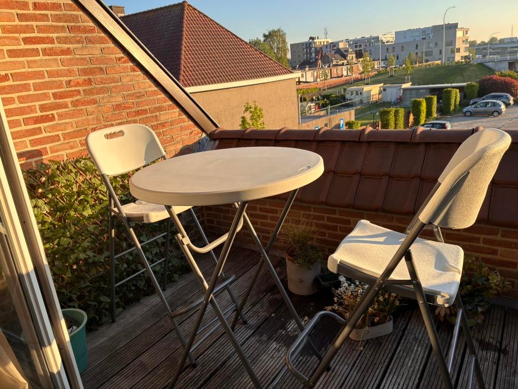 Witte Tuintafel met 2 inklapbare stoelen met leuning, Ophalen, Zo goed als nieuw, Tuinset