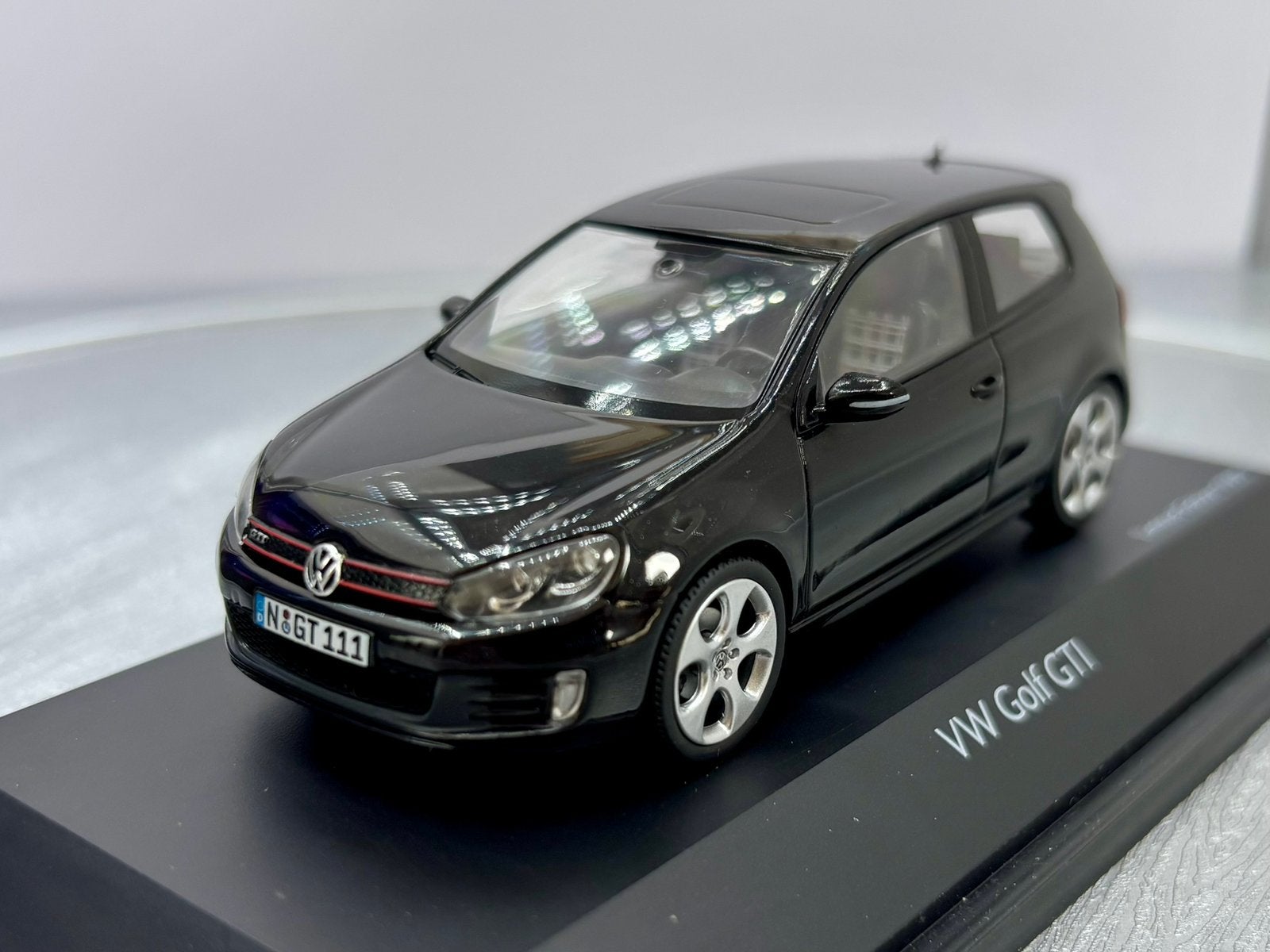 1:43 Volkswagen golf VI 6 GTI, Hobby & Loisirs créatifs, Voitures miniatures | 1:43, Enlèvement ou Envoi, Comme neuf, Schuco