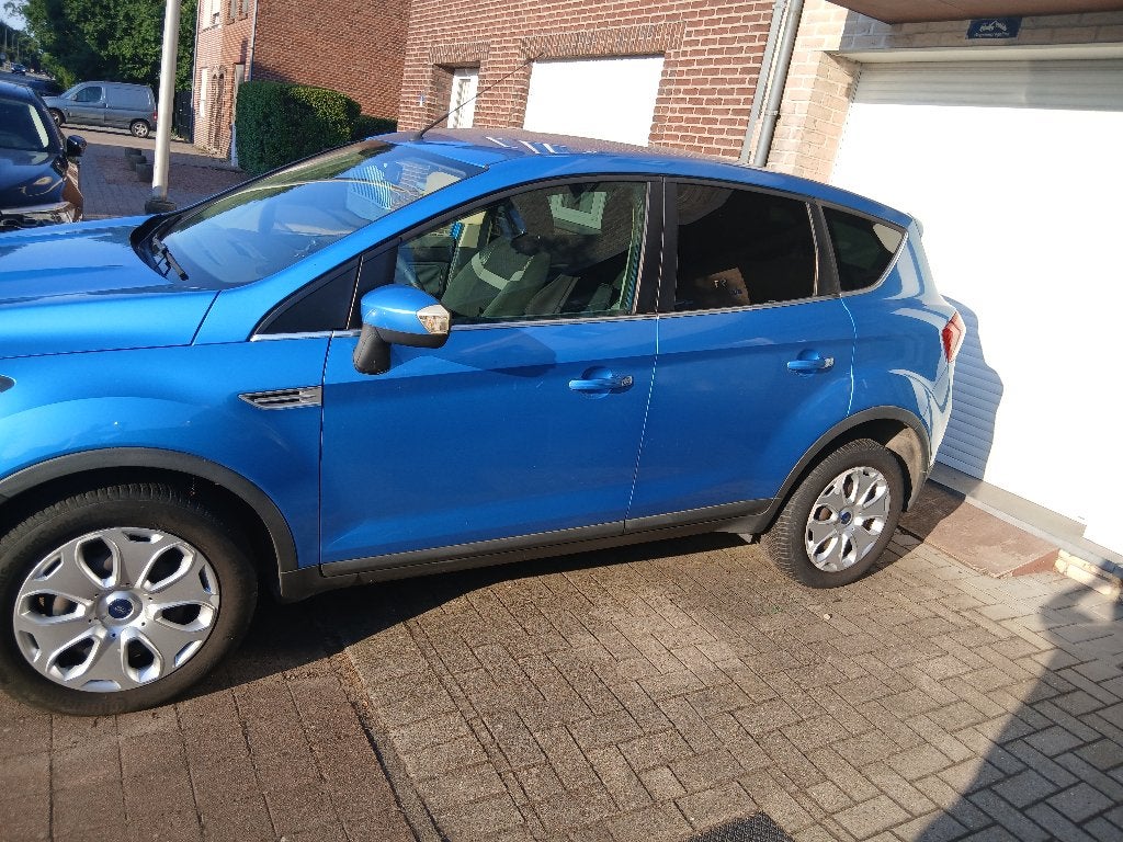 Te koop zeer nette en mooie ford kuga 2.0 tdci veel opties!!, Auto's, Ford, Euro 5, Stof, 4 cilinders, Blauw