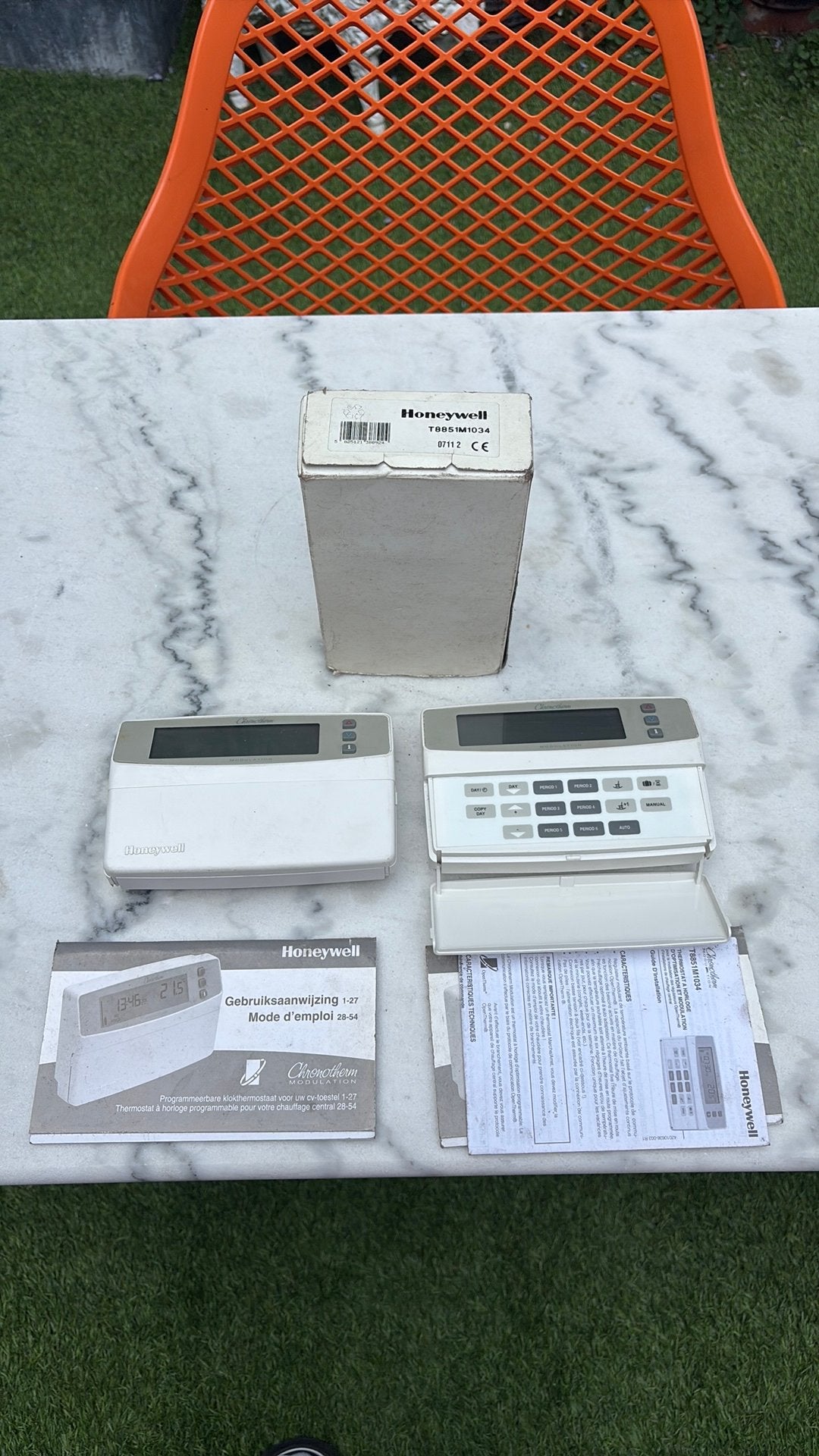 Deux. Thermostats. Honeywell, Enlèvement, Comme neuf