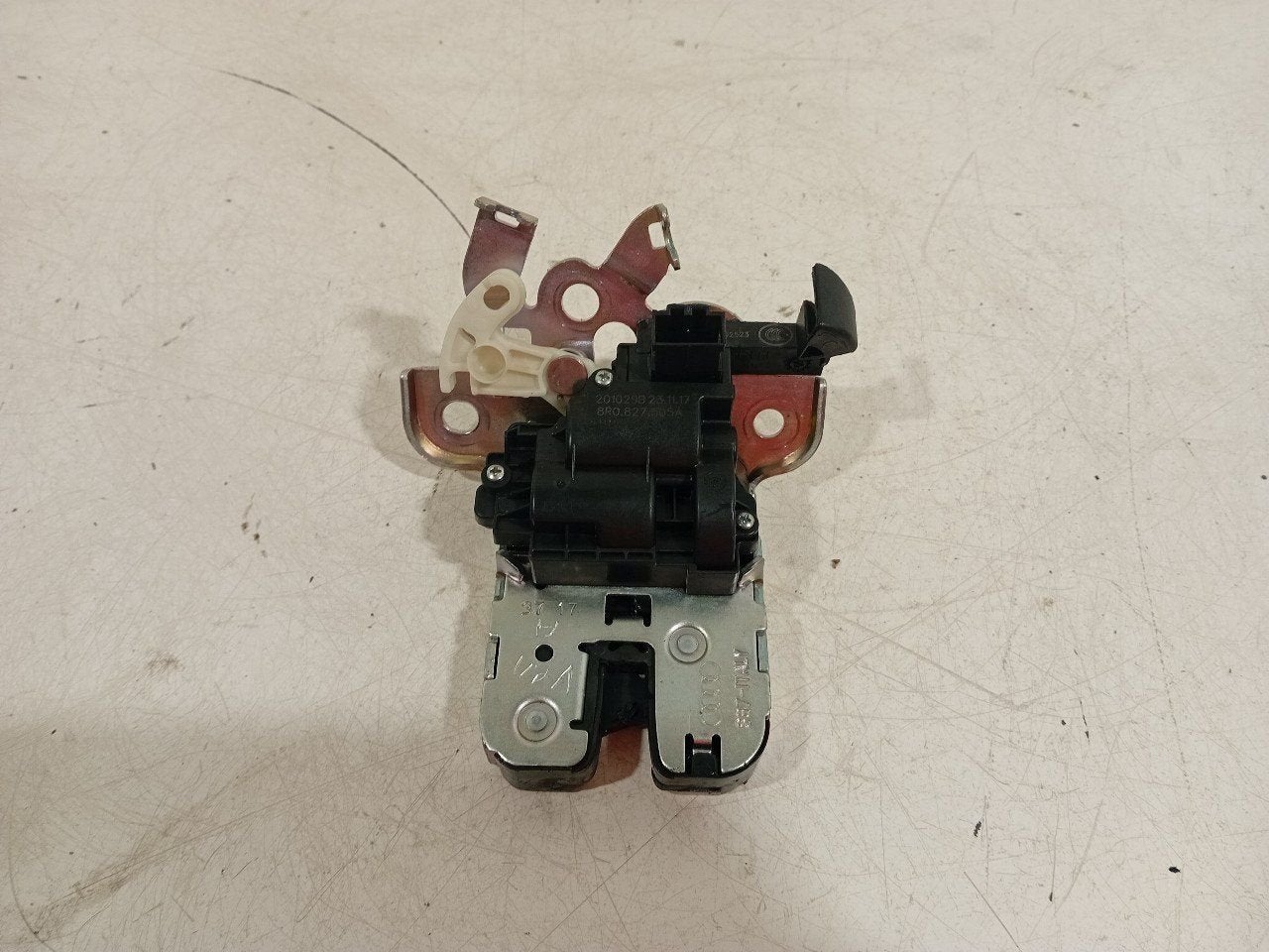Slot mechaniek kofferdeksel achterklep elektrisch Skoda Octa, Onderdelen@venauto.nl, Van der Ven Autorecycling B.V., Ettenseweg 76, 4706 PB Roosendaal, The Netherlands