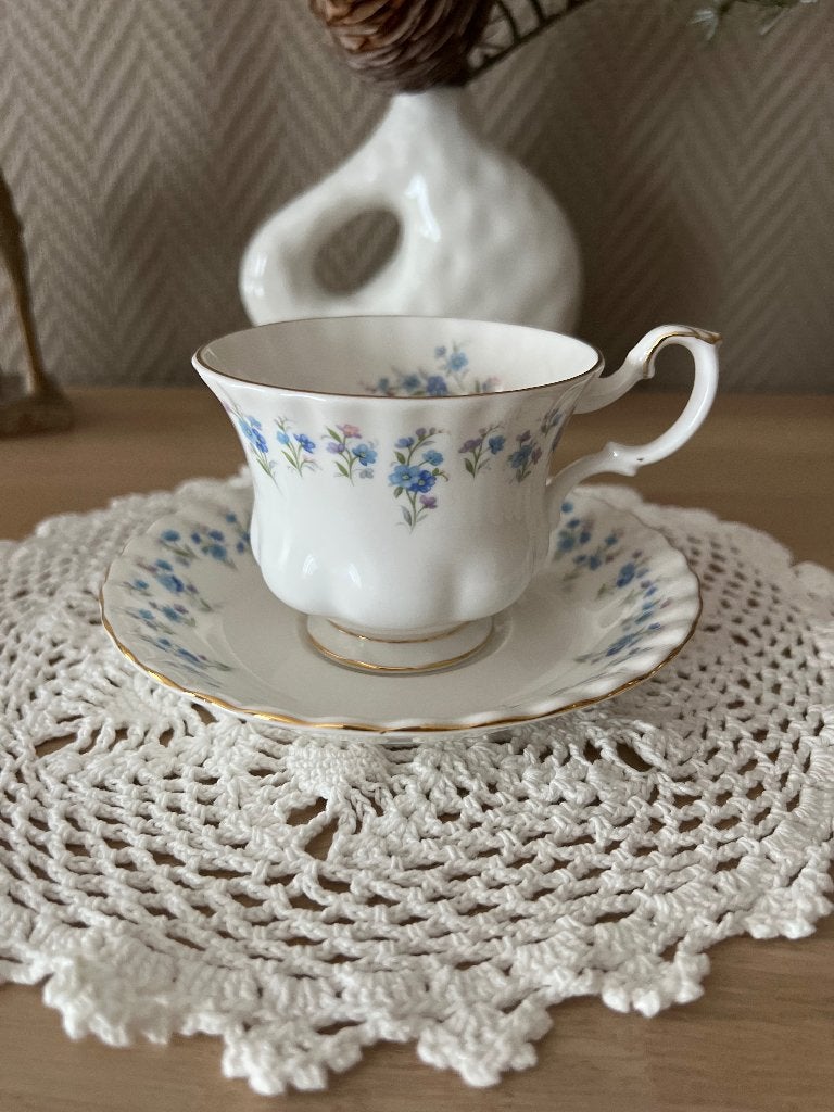 Tasse et soucoupe Royal Albert Memory Lane – Porcelaine, Enlèvement ou Envoi, Comme neuf, Porcelaine, Tasse et/ou soucoupe