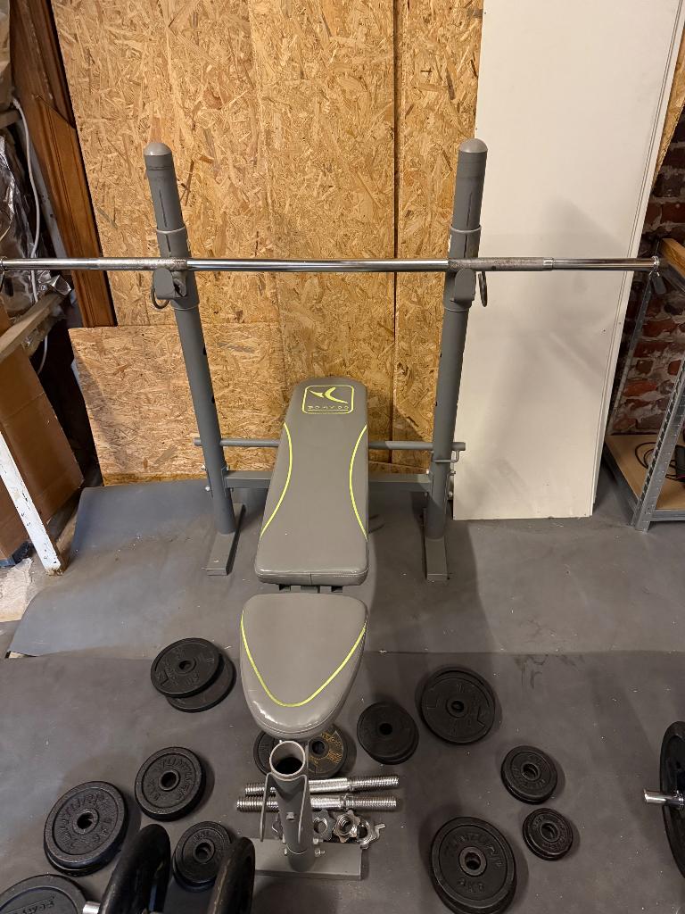 Bench press Domyos, Sport en Fitness, Fitnessmaterialen, Ophalen, Zo goed als nieuw, Benen, Fitnessbank