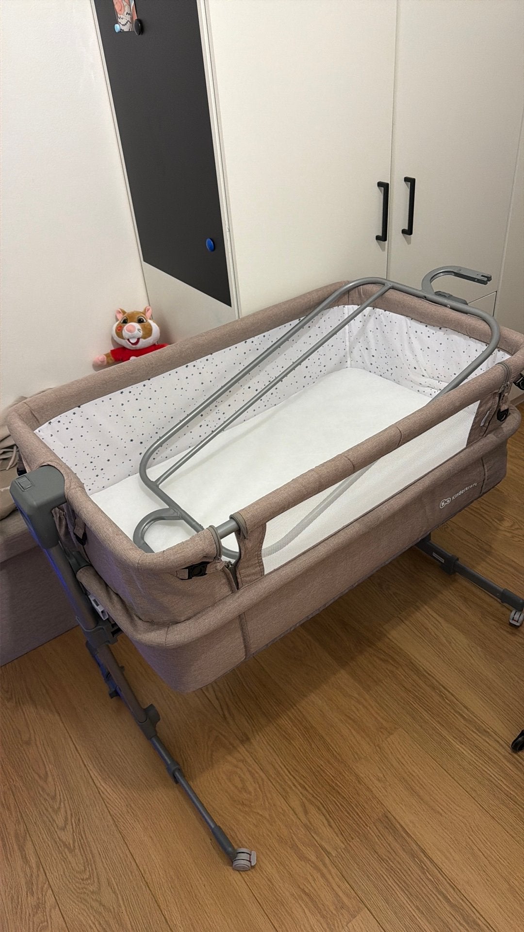Te koop co sleeper van Kinderkraft, Kinderen en Baby's, Babywiegjes en Ledikanten, Ophalen, Zo goed als nieuw