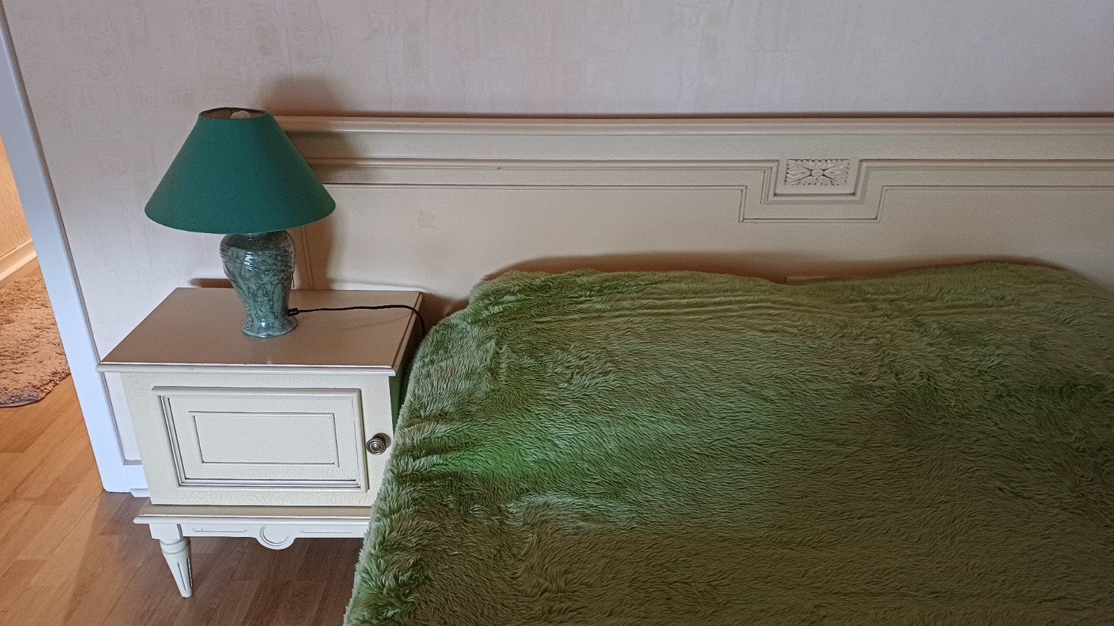 Bed met 2 nachttafeltjes..., Ophalen