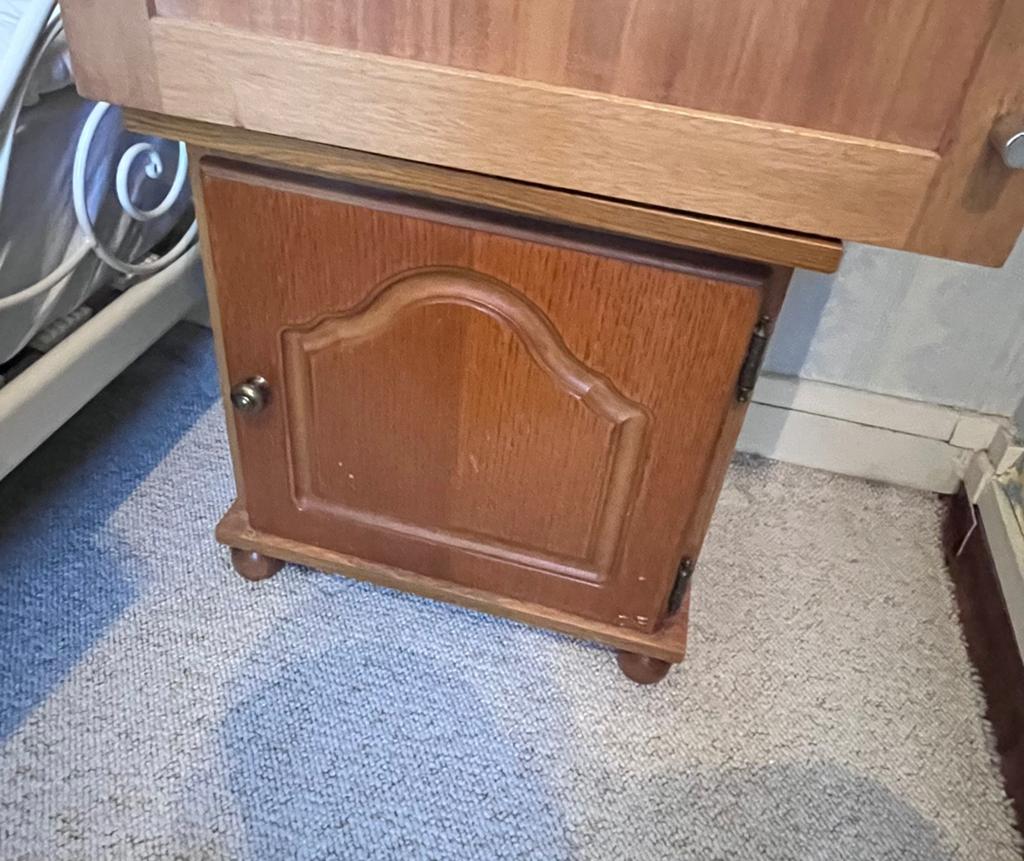 GRATIS !!! 2 nachtkastjes 1 dressoir 1 spiegel, Ophalen