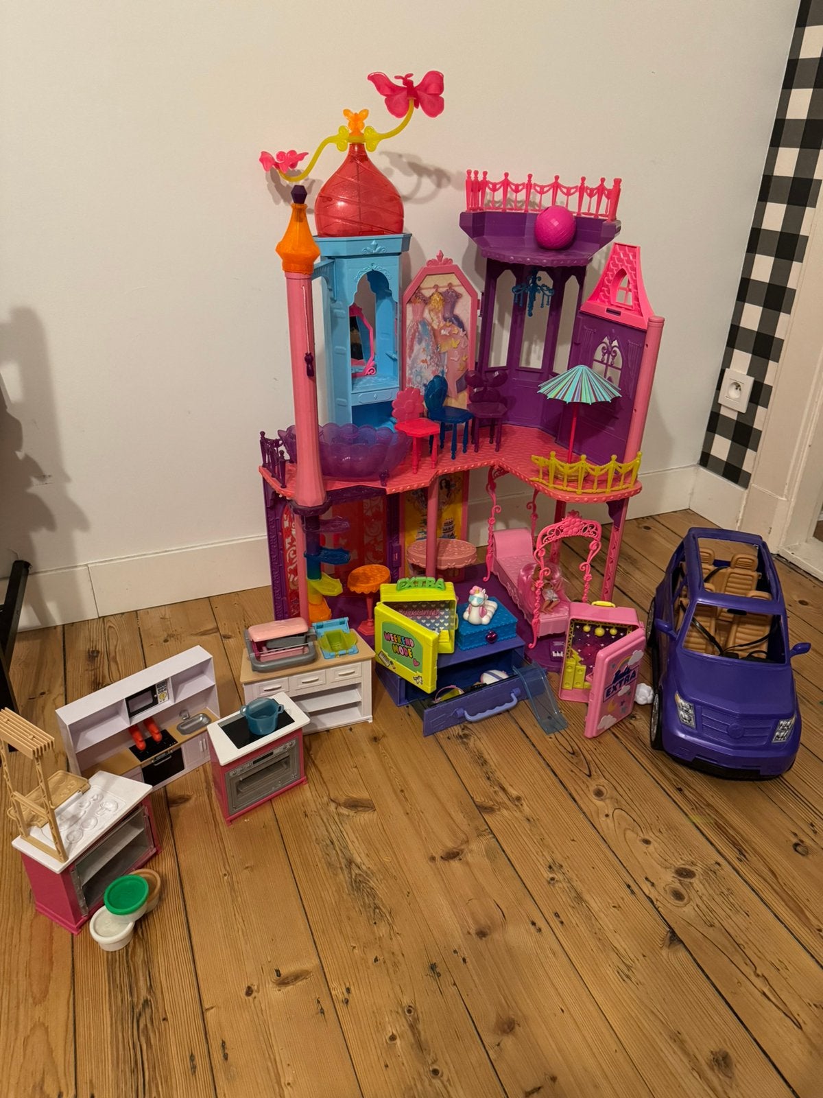 Maison Barbie avec accessoires et voiture, Enfants & Bébés, Jouets | Maisons de poupées, Enlèvement, Utilisé