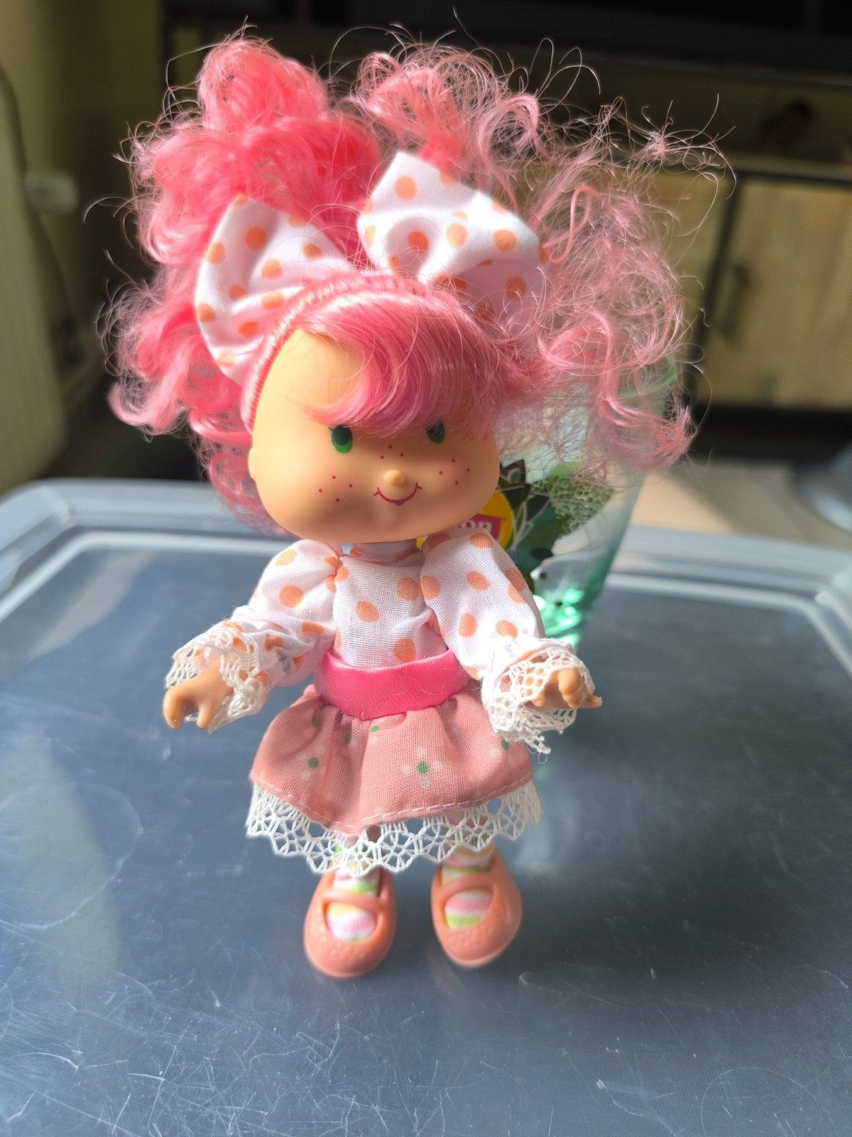 poupée pêche Melba ( Charlotte aux fraises)
