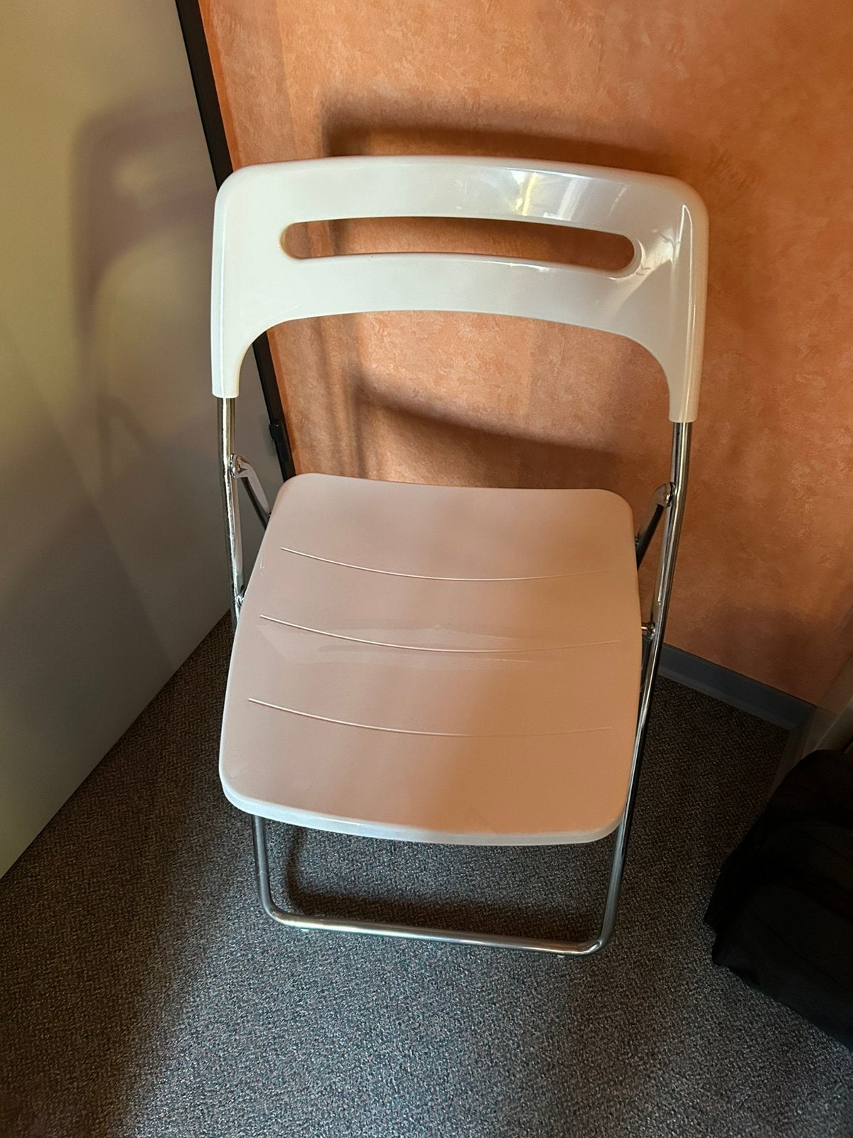 Klapstoelen kunststof. 2 stuks., Huis en Inrichting, Stoelen, Ophalen, Zo goed als nieuw, Wit, Kunststof